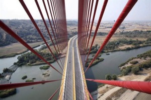 espana-puente-talavera-se-abre-al-trafico-la-ronda-del-tajo-con-el-puente-atirantado-mas-alto-de-espana$599x0